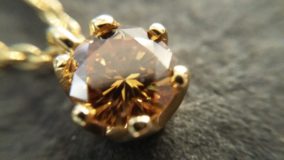 Cognacfarbener Brillant in 750 Gelbgold