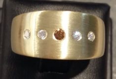 Ring in 585 Gelbgold mit braunem und weißen Brillanten