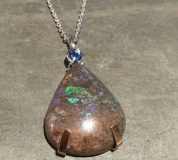 Opal-Anhänger mit Saphir in Weiß -und Rotgold