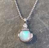 Opal in Weißgold mit Brillant